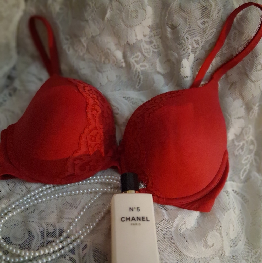 Victoria Secret Body by Victoria Size 34 DD padded/underwire/push-up Never Worn